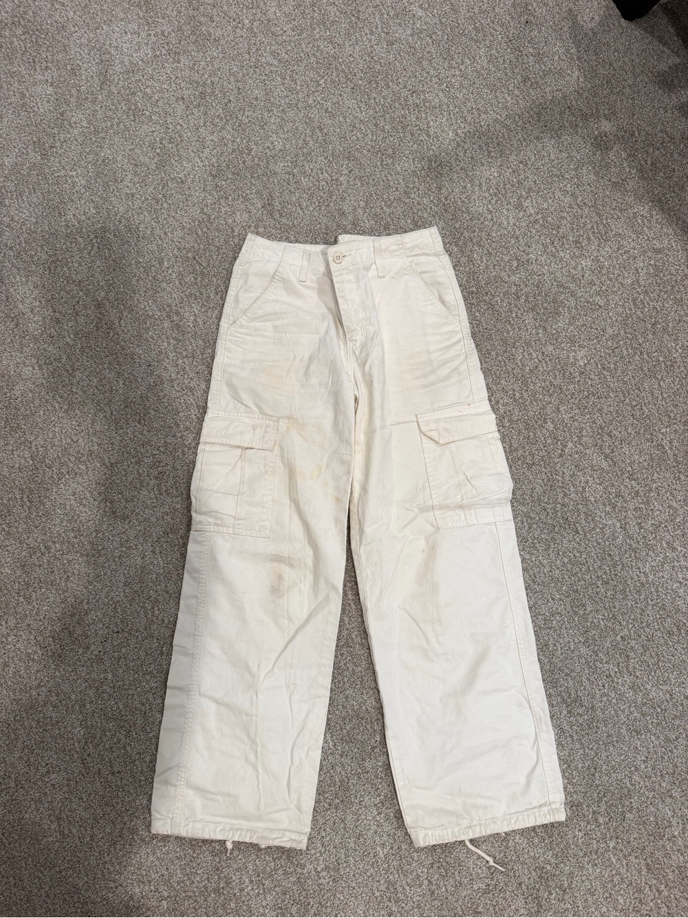 Levi's Cream Cargo Pants - Utility Pocket Detail